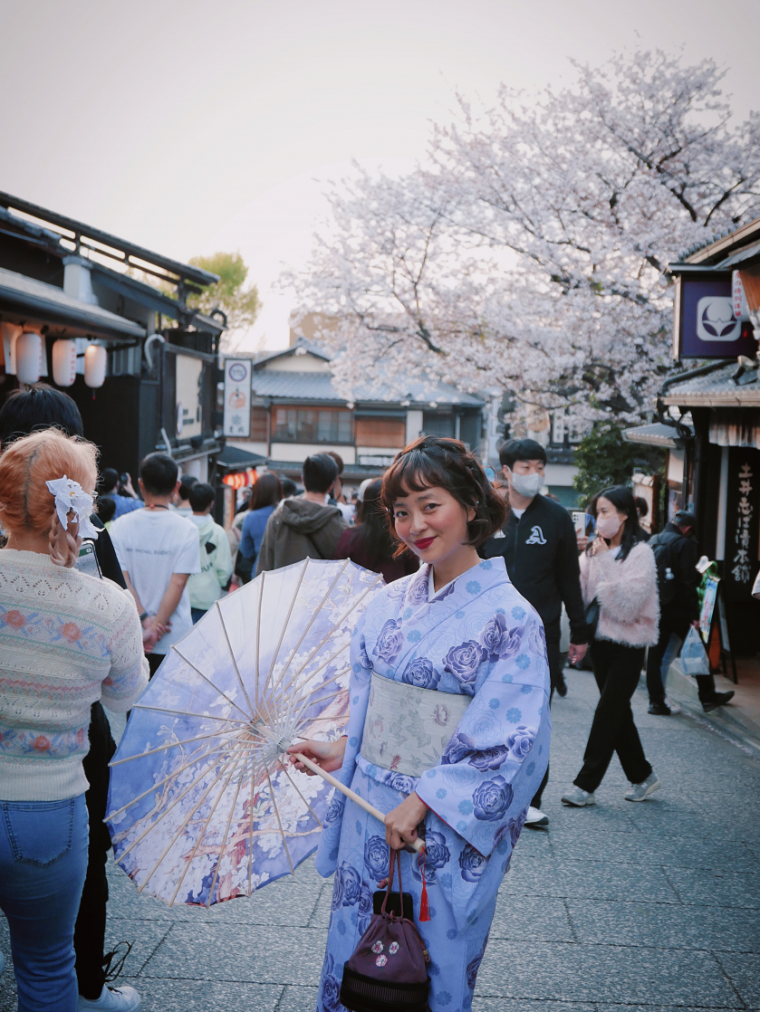 Thời điểm này đang là mùa du lịch nên rất đông du khách lui tới Kyoto, tốt nhất nên thuê thêm một thợ chụp ảnh bản địa để lưu giữ những khoảnh khắc đẹp