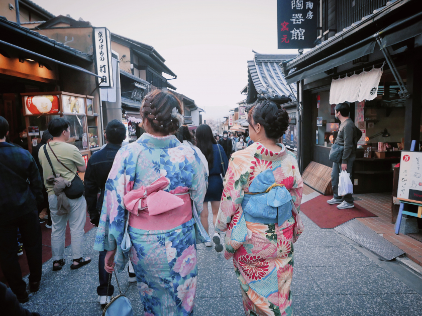 Giá thuê kimono ở Nhật khá cao, một set gồm 1 bộ kimono - làm tóc - phụ kiện cho đúng kiểu thì giá sẽ từ 3.000 yên (khoảng 536.000 VND) trở lên tuỳ chất liệu, màu sắc, kiểu dáng, địa điểm thuê
