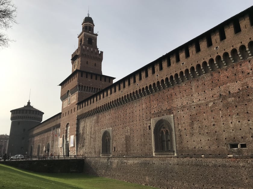 Lâu đài Sforzesco (Castello Sforzesco di Milano) sừng sững với thời gian.