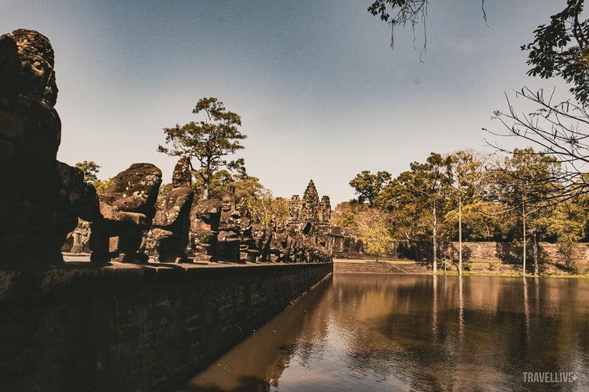 Bao quanh thành là một hào nước sâu. Người Angkor vốn rất nổi tiếng vì sự am hiểu đáng nể của họ trong việc quản trị và tận dụng nguồn nước.