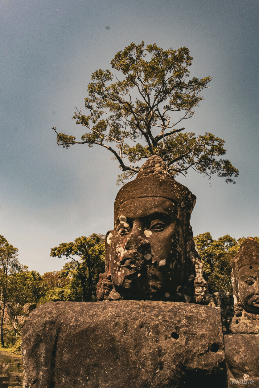 Do các khác biệt về niềm tin tôn giáo, tư tưởng chính trị, phần lớn các tượng thần deva, hoặc nhiều tượng Phật khác trong Quần thể Angkor đã bị phá hủy nặng nè.