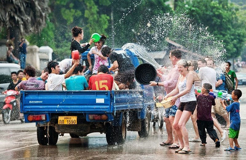 Ngoài ra, người Lào còn té nước vào nhà cửa, dụng cụ lao động và súc vật để gột rửa điều xấu xa, bệnh tật và cầu chúc một năm mới tốt đẹp và mạnh khỏe