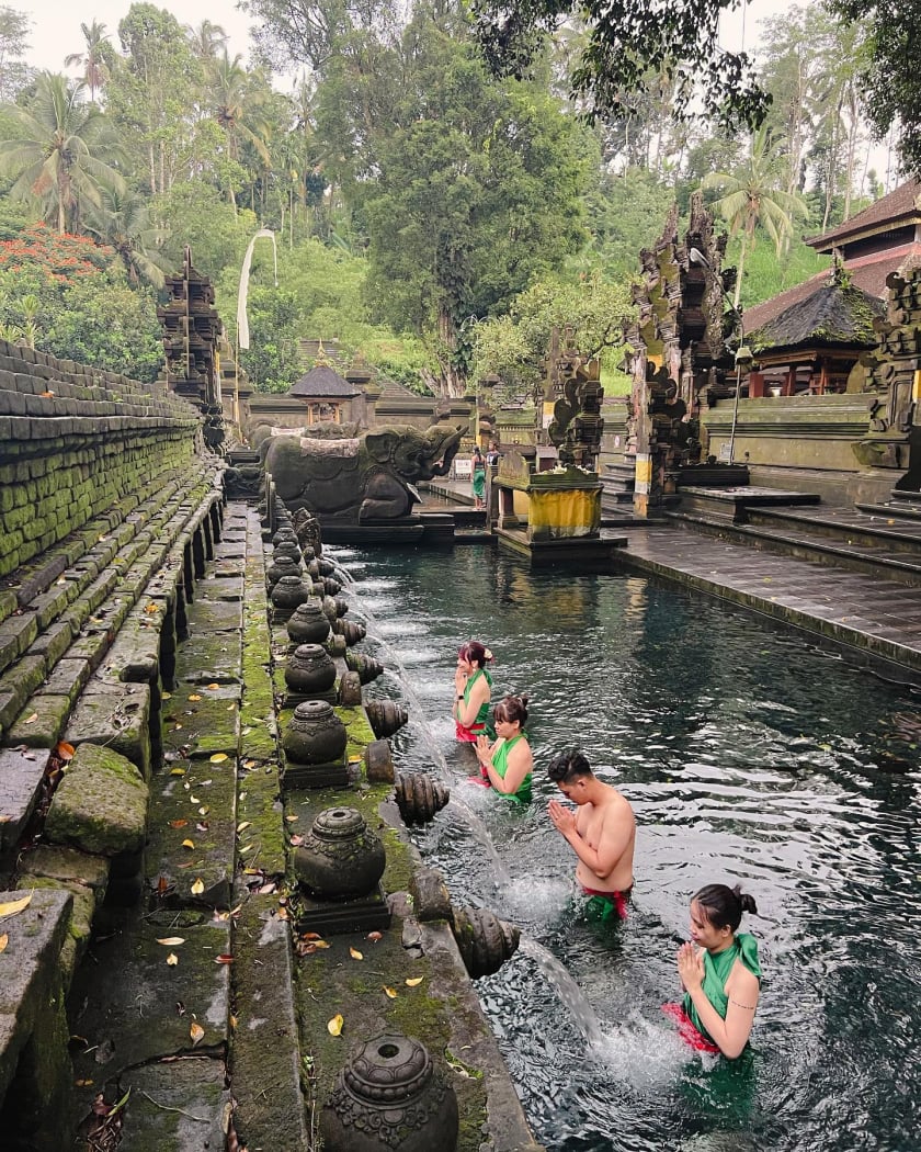 Hàng ngày, rất nhiều người dân và du khách đều đổ về Tirta Empul để thực hành nghi lễ thanh tẩy dưới dòng nước suối