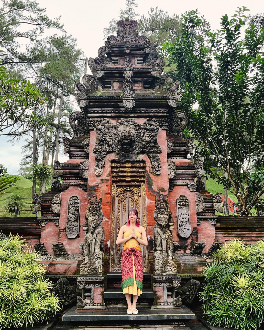 Hà Trịnh đã có chuyến du lịch đến Bali, Indonesia và trải nghiệm tắm thanh tẩy ở đền Tirta Empul