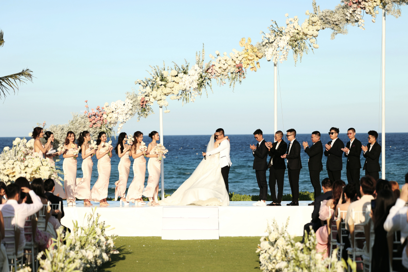 Đám cưới đình đám của cặp đôi Linda Ngô - Phong Đạt được tổ chức ngoài trời tại Cam Ranh, Khánh Hòa