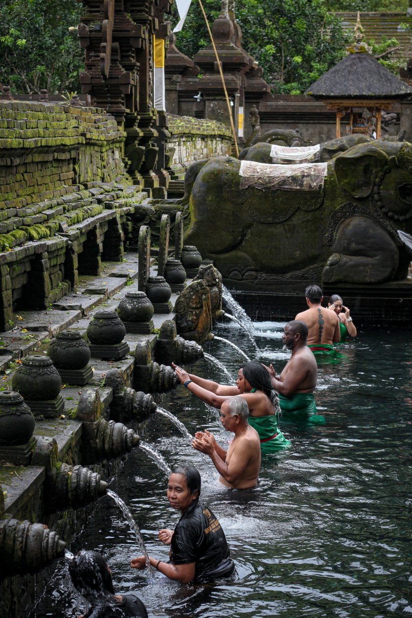 Người dân Bali tin rằng tắm tại đền này sẽ giúp gột rửa, thanh tẩy bản thân, đem lại sức khỏe và sự may mắn. Đối với khách nước ngoài, đây là một trải nghiệm thú vị nét văn hóa cổ truyền đặc sắc của người Indonesia