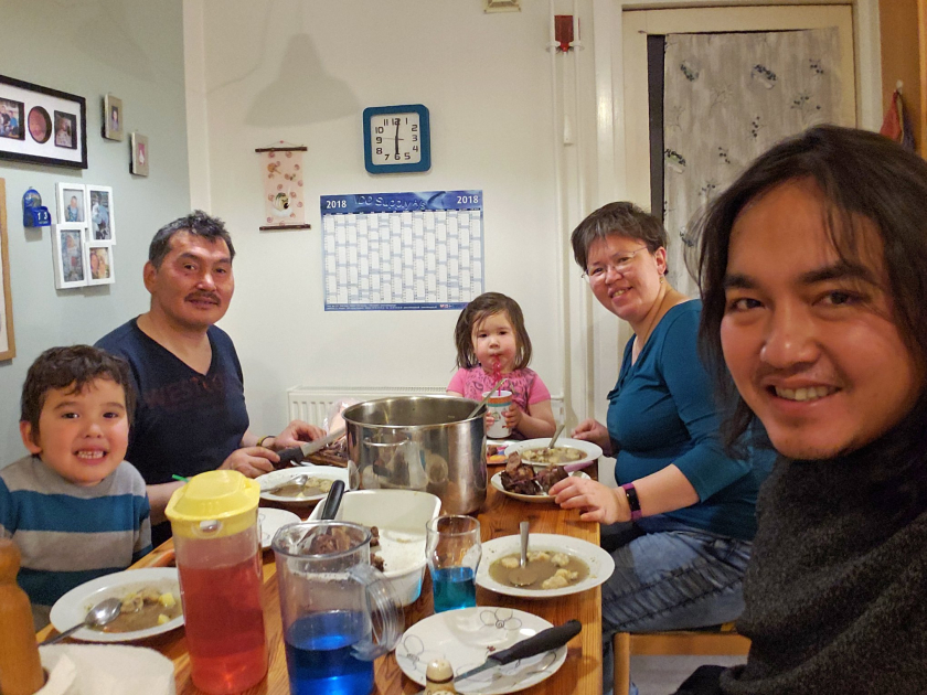 Đăng Khoa chụp ảnh cùng một gia đình tại Greenland năm 2017.