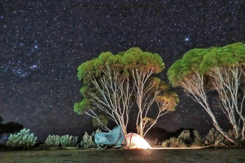 Lựa chọn vị trí, quan sát môi trường xung quanh trước khi cắm trại ngủ qua đêm ngoài trời.