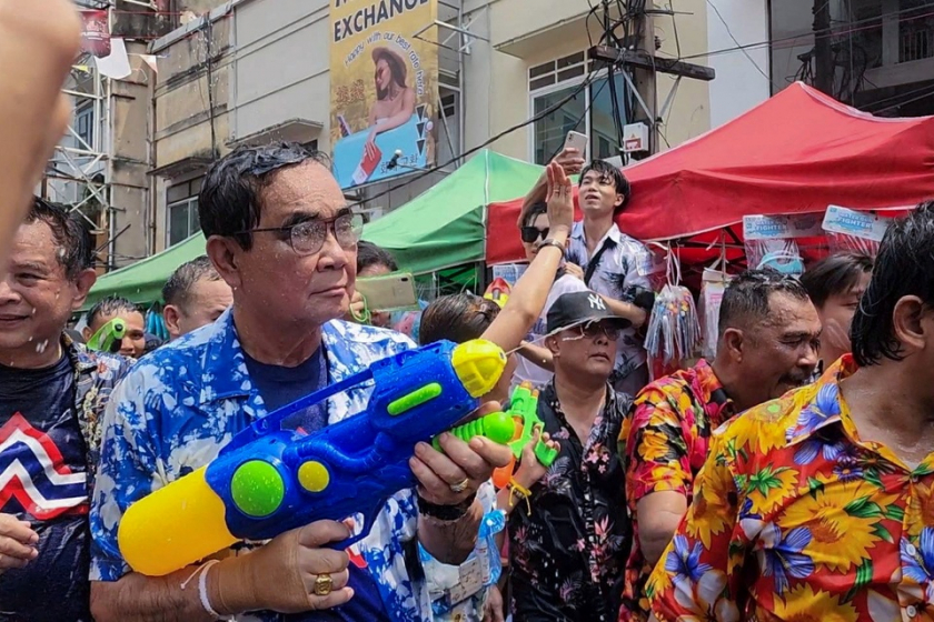 Thủ tướng Thái Lan Prayuth Chan-ocha hôm 14/4 bất ngờ tham gia đấu súng nước trên đường phố trong lễ hội té nước nổi tiếng ở Bangkok