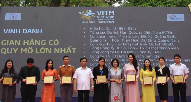 Hiệp hội Du lịch Việt Nam tặng kỷ niệm chương cho 10 đơn vị có gian hàng quy mô lớn nhất.