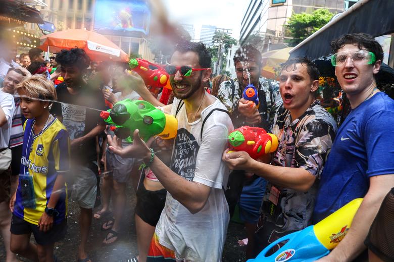 Songkran cũng được tổ chức ở các nước láng giềng của Thái Lan như Myanmar, Campuchia và Lào. Lễ hội này thường rơi đúng vào thời điểm nóng nhất trong năm, khi nhiệt độ có thể lên tới 40 độ C