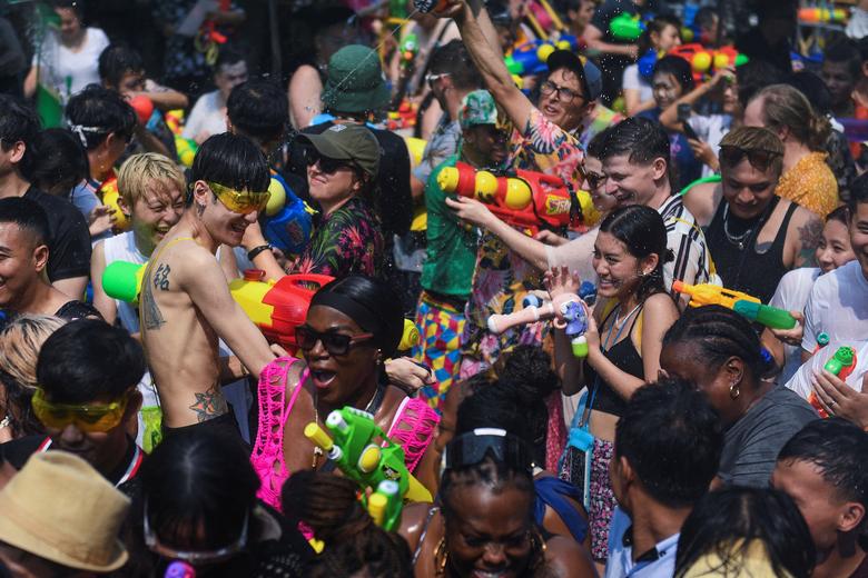 Người dân Thái Lan và du khách hôm 13/4 đã mang theo những khẩu súng nước đầy màu sắc, kéo xuống đường để hưởng ứng lễ hội té nước Songkran diễn ra trong 3 ngày trong năm nay