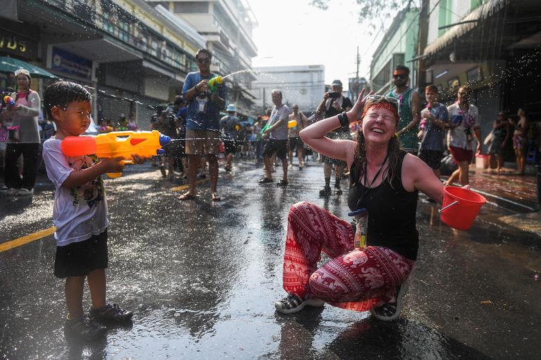 Các sự kiện tương tự đã được tổ chức trên khắp đất nước, bao gồm cả ở Chiang Mai. Tại đây, cuộc chiến té nước vẫn diễn ra bất chấp mức độ ô nhiễm không khí cao. Tình trạng này đã hoành hành ở miền Bắc Thái Lan trong nhiều tháng
