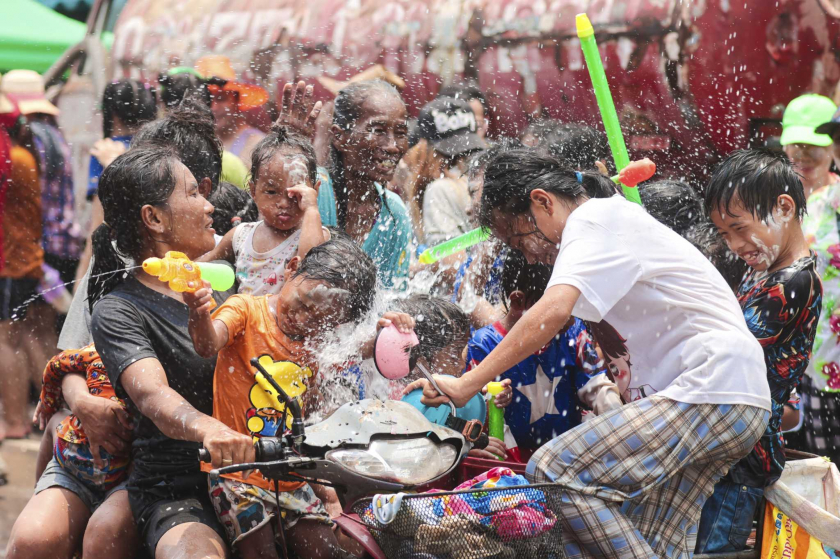Songkran là hoạt động thu hút khách du lịch tới Thái Lan. Tính riêng ở Bangkok đã có tới 40 địa điểm được chỉ định cho lễ hội té nước công cộng. Tại đường Khaosan nổi tiếng với khách du lịch, những người bán thức ăn, quần áo và súng nước giữa cái nóng như thiêu đốt. Trong ảnh là một gia đình ăn mừng Songkran ở tỉnh Prachinburi, phía đông Bangkok hôm 13/4