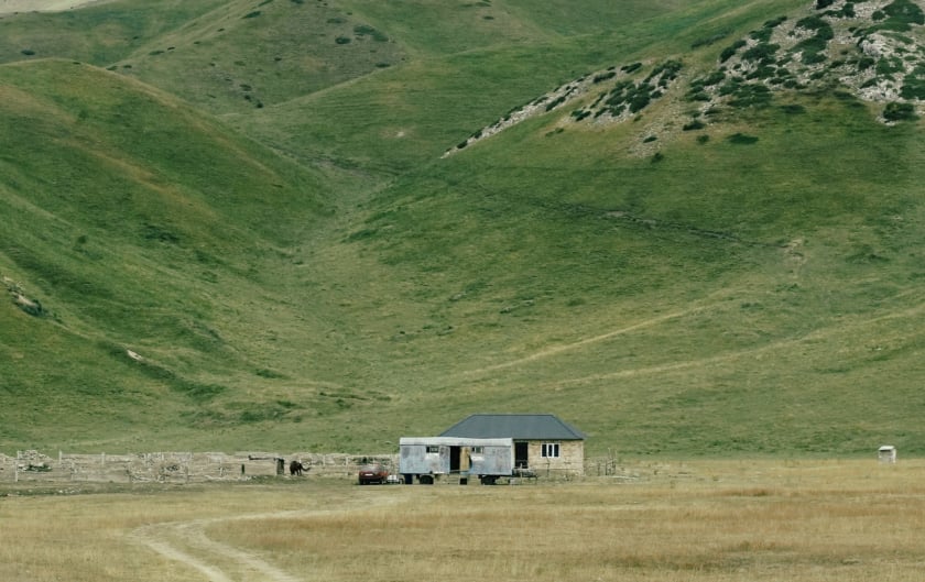 Trên tuyến đường biên giới từ Kyrgyzstan sang Kazakhstan qua cửa khẩu Kegen là khung cảnh về những miền quê hết sức thanh bình và giản dị