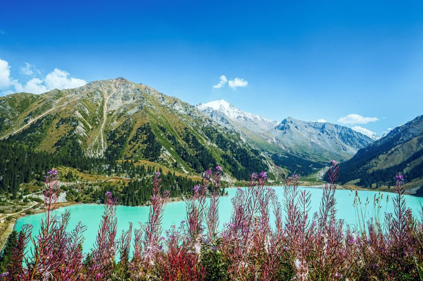 Màu sắc thay đổi của hồ Big Almaty tùy thuộc vào thời gian trong năm, nhưng gam màu ngọc lam được cho là sáng và đẹp nhất