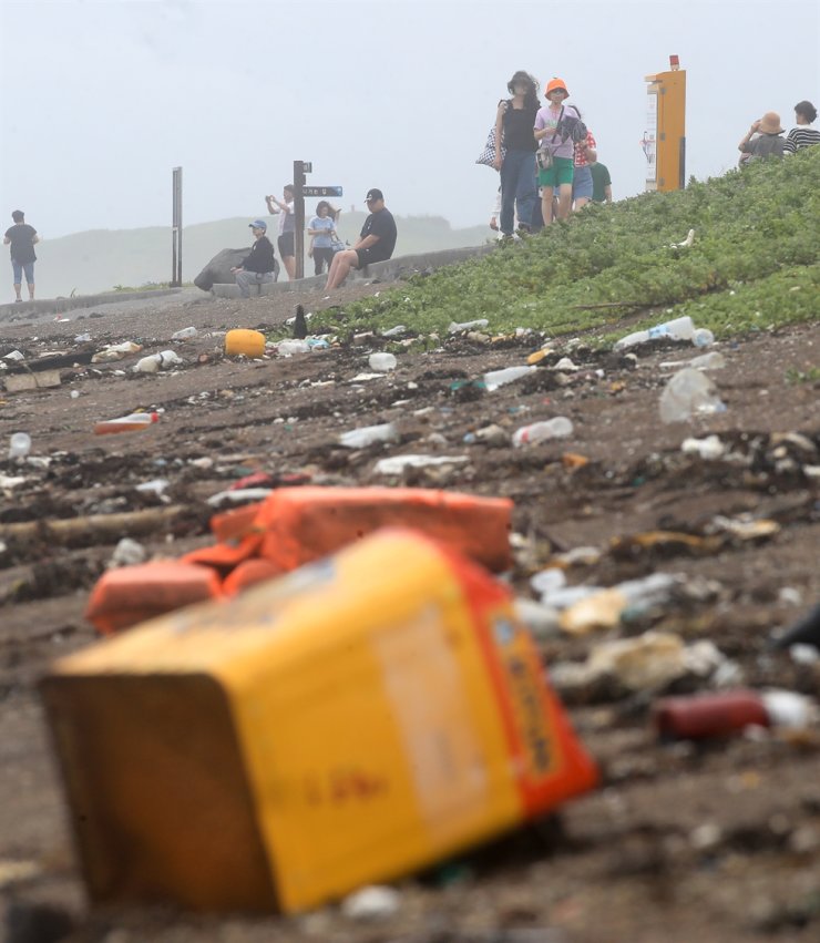 Bãi biển Gwangchigi ở Seogwipo, đảo Jeju gặp vấn đề về rác thải.rác
