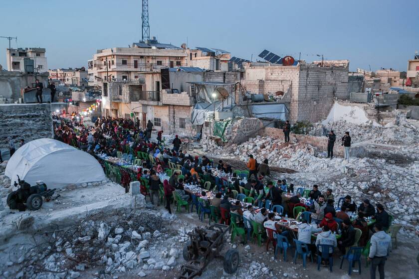 Những người dân địa phương bị ảnh hưởng bởi trận động đất ngày 6 tháng 2 tham dự một bữa ăn tối Iftar nhanh ở thị trấn Atareb, ở vùng nông thôn phía tây do quân nổi dậy kiểm soát của tỉnh Aleppo, Syria