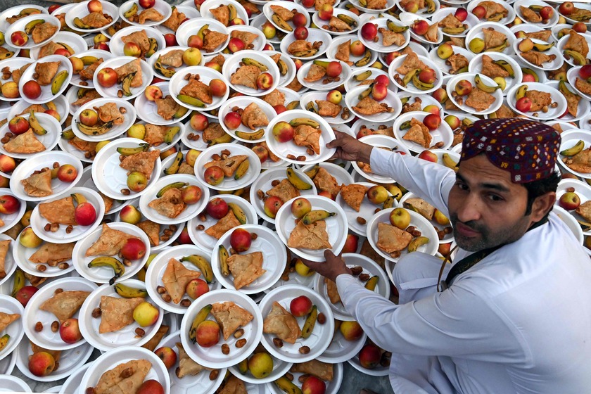 Tình nguyện viên chuẩn bị thức ăn Iftar cho các tín đồ Hồi giáo tại đền thờ Data Darbar, ở Lahore, Pakistan
