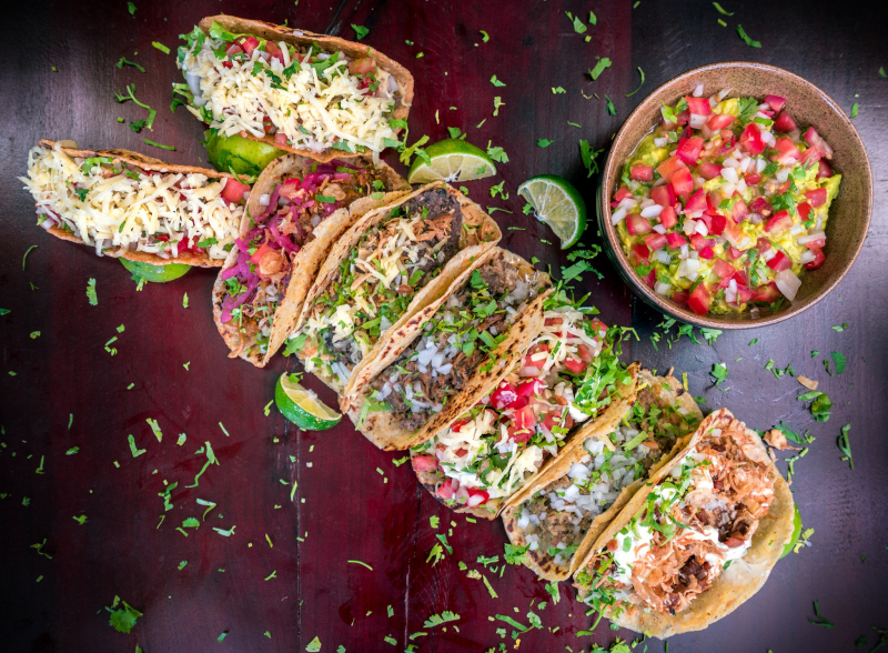 Menu của nhà hàng đa dạng như tacos, burritos, nachos enchiladas, được phục vụ với salad và sườn...