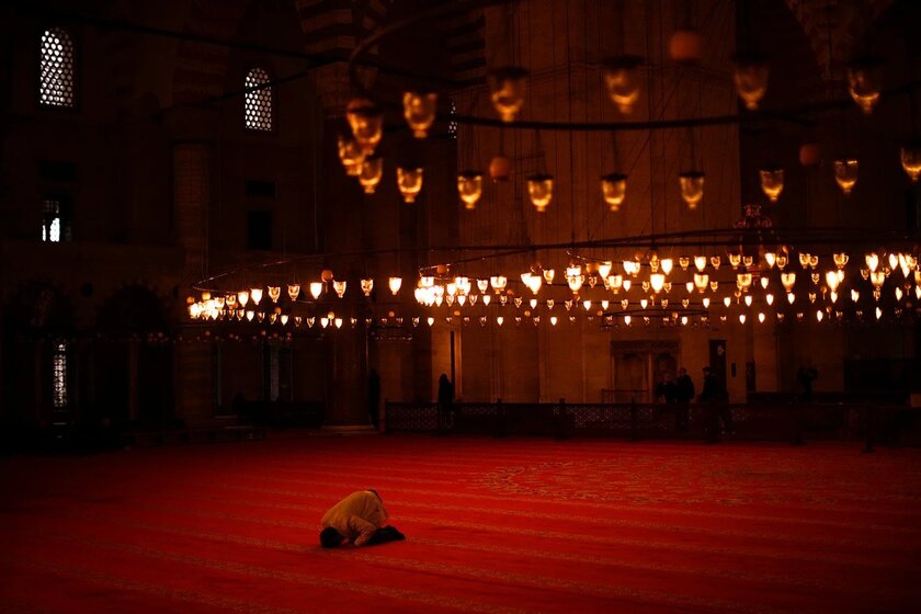 Tín đồ Hồi giáo cầu nguyện tại Nhà thờ Hồi giáo Suleymaniye, ở Istanbul, Thổ Nhĩ Kỳ