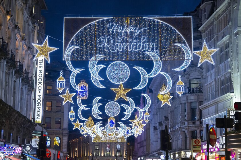 Phố Coventry nổi tiếng của Luân Đôn được trang trí bằng đồ trang trí trong tháng Ramadan, đánh dấu sự khởi đầu của tháng thánh Hồi giáo, tại Vương quốc Anh