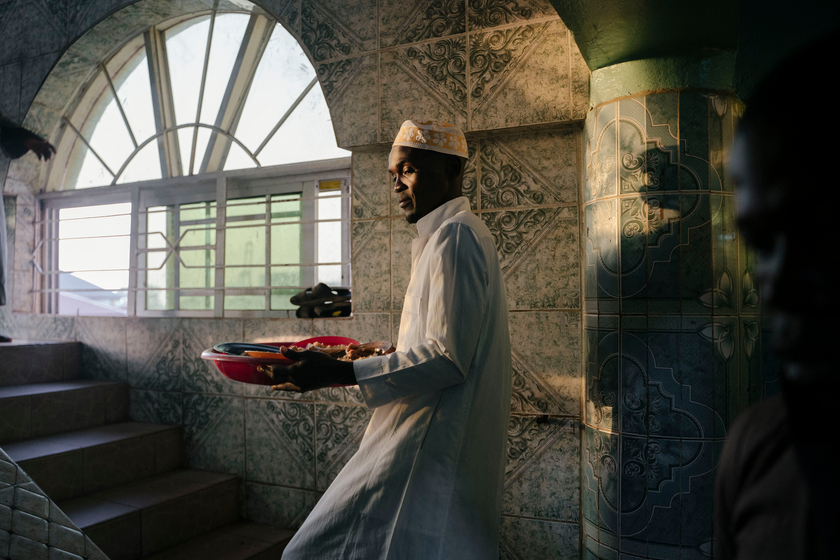 Phát thức ăn cho Iftar vào ngày thứ tư của tháng Ramadan, ở Freetown, Sierra Leone. Thức ăn được mua bằng tiền quyên góp sẽ được phân phát cho gần 500 người tại Nhà thờ Hồi giáo Jamiatul Haque