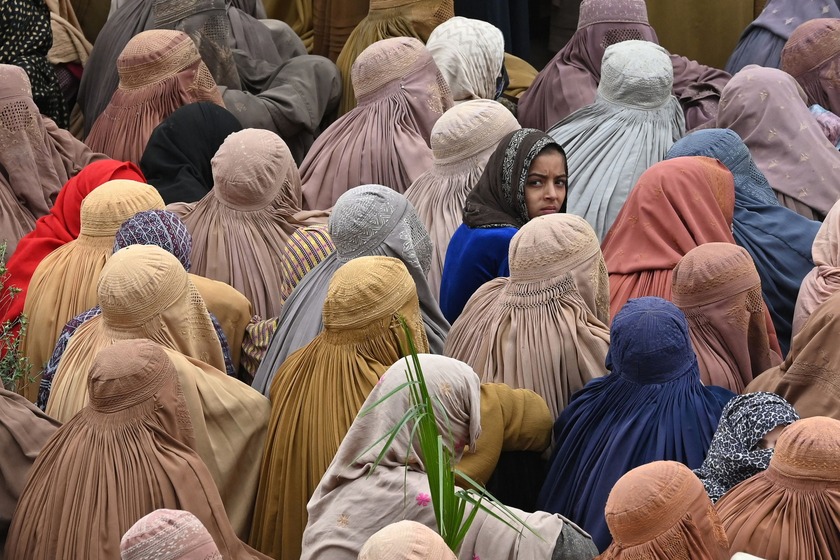 Những người phụ nữ chờ để nhận  túi bột mì miễn phí tại một điểm phân phối của Chính phủ ở Peshawar, Pakistan sau thông báo của Thủ tướng Pakistan Shehbaz Sharif rằng bột mì miễn phí sẽ được cung cấp cho những người có nhu cầu trong tháng Ramadan