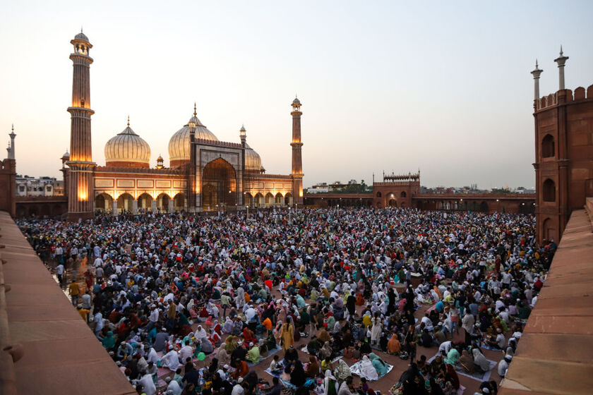 Người Hồi giáo Ấn Độ tụ tập để tổ chức Iftar tại Nhà thờ Hồi giáo Jama Masjid lịch sử, ở New Delhi, Ấn Độ