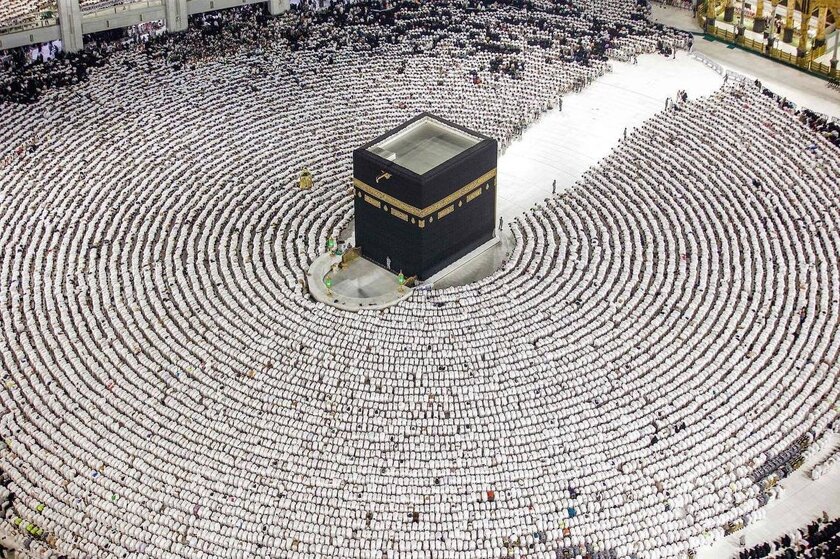 Các tín đồ Hồi giáo cầu nguyện xung quanh Kaaba, ngôi đền linh thiêng nhất của đạo Hồi, tại Nhà thờ Hồi giáo Lớn, ở Mecca, Ả Rập Saudi