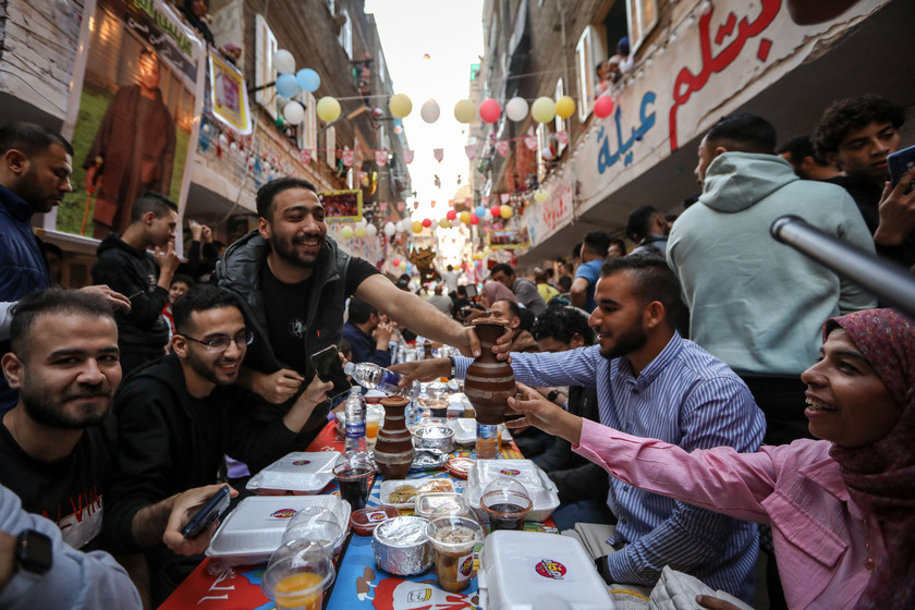 Người Ai Cập tập trung cho một iftar chung ở Ezbet Hamada, ở Matariya