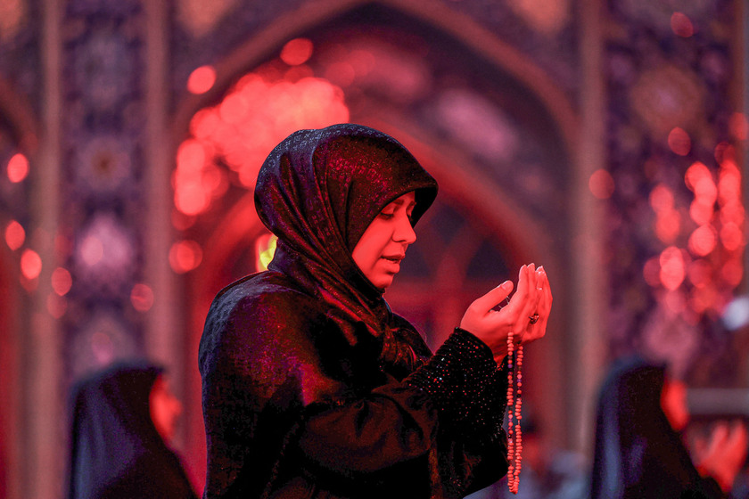 Người phụ nữ cầu nguyện trong buổi tập trung cho nghi lễ cầu nguyện Laylat al-Qadr (Đêm định mệnh), một trong những đêm linh thiêng nhất của tháng ăn chay Ramadan của người Hồi giáo bên ngoài nhà thờ Imamzadeh Saleh ở Tehran, Iran