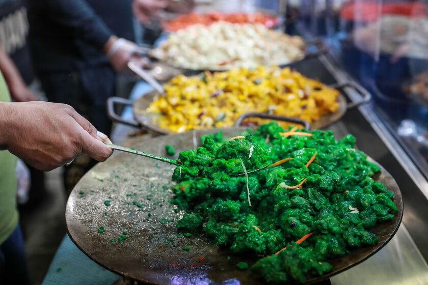 Những người bán hàng chuẩn bị thức ăn tại lễ hội văn hóa và ẩm thực Đêm Ramadan ở Lakemba, Sydney, Australia