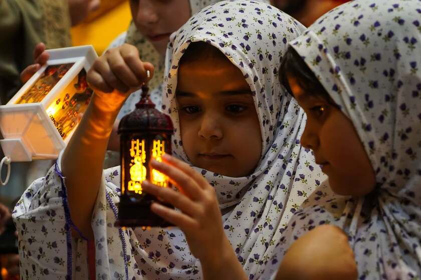Trẻ em cầm đèn lồng Ramadan ở Thành phố cổ Mosul của Iraq