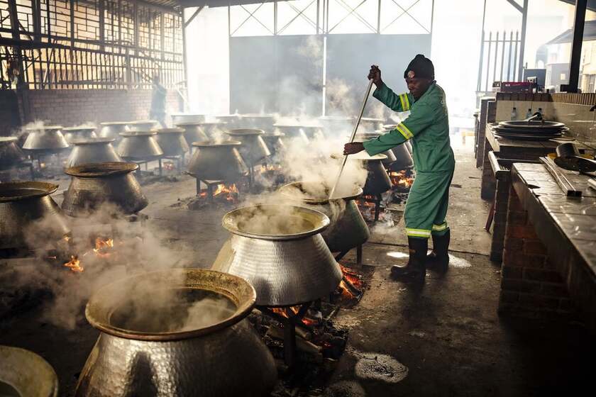 Thức ăn do Hiệp hội Chishty Saaberie chuẩn bị cho những người có nhu cầu, được phân phát hàng ngày trong tháng lễ Ramadan, ở vùng ngoại ô Lenesia của Johannesburg, Nam Phi