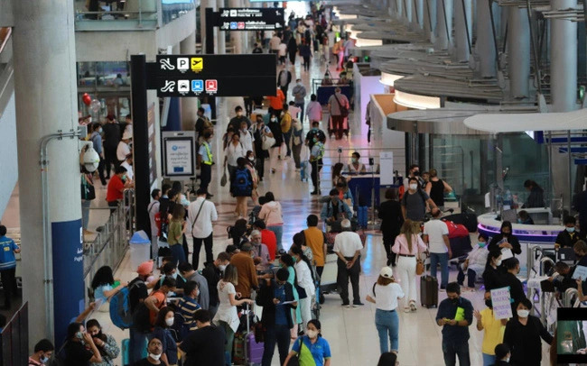 Hành khách tập trung tại sảnh đến ở sân bay Suvarnabhum, Thái Lan. Ảnh: Bangkok Post