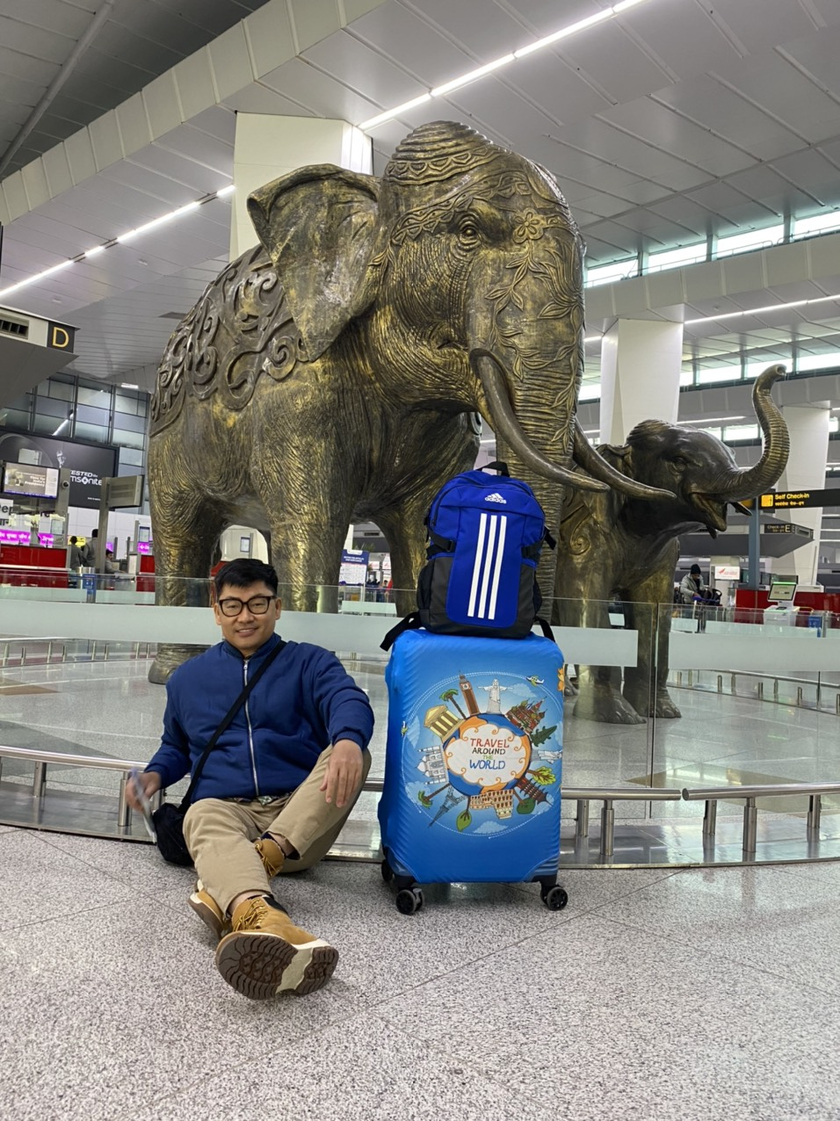 Travel Blogger Hoàng Bảo tại sân bay Ấn Độ làm thủ tục hàng không để chuẩn bị bay qua Oman mà không cần visa Oman khi đã có visa Canada còn hạn.