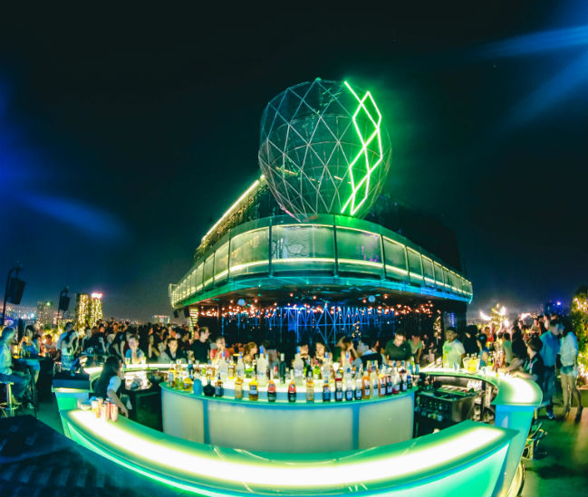 Bạn có thể ngắm nhìn toàn cảnh Sài Gòn lung linh về đêm tại Air 360 Sky Lounge