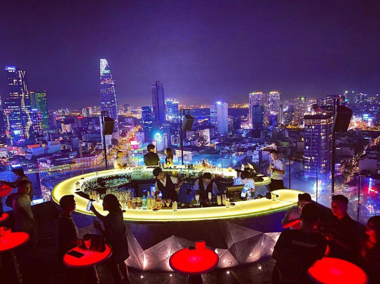 Chill Sky Bar Sài Gòn là một nơi tiên phong cho thể loại bar dưới hình thức mô hình thiết kế là rooftop - quán bar tầng thượng - quán bar ngoài trời trên cao.