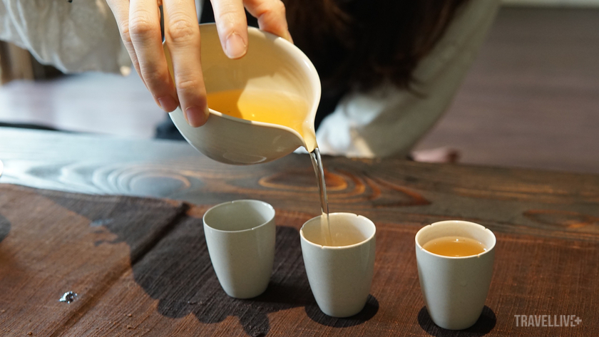 Chẳng những được uống trà ngon, đến Nâu Trà bạn còn được chiêm ngưỡng cả sự tỉ mỉ trong cách pha trà