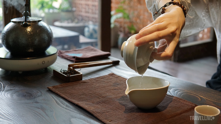Từ trà cụ tới cách thức pha trà, mời khách đều được thực hiện từng bước tỉ mỉ, toát lên sự tinh tế và trân trọng