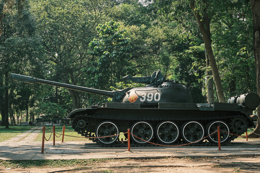 Bản sao của chiếc xe tăng 390 - chiếc xe đã húc tung cổng chính đang được trưng bày tại Dinh