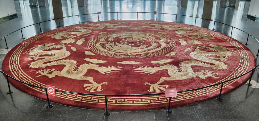 Tấm thảm sản xuất tại Hong Kong năm 1973 được trang trí trước sảnh di tích
