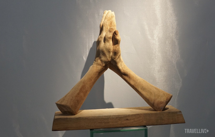 Bản thể của bà Mai Thị Tuyết Nhung (nội trợ) là hai cánh tay làm bằng gỗ