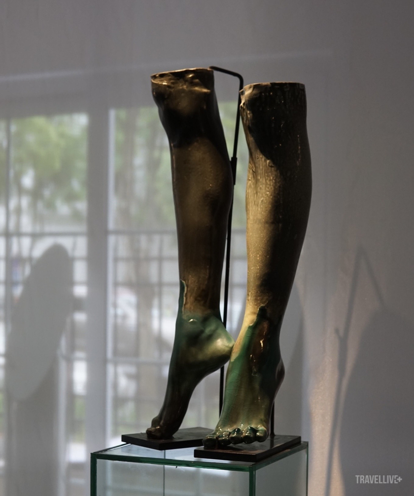 Bản thể của người mẫu Trang Phạm là một đôi chân gốm