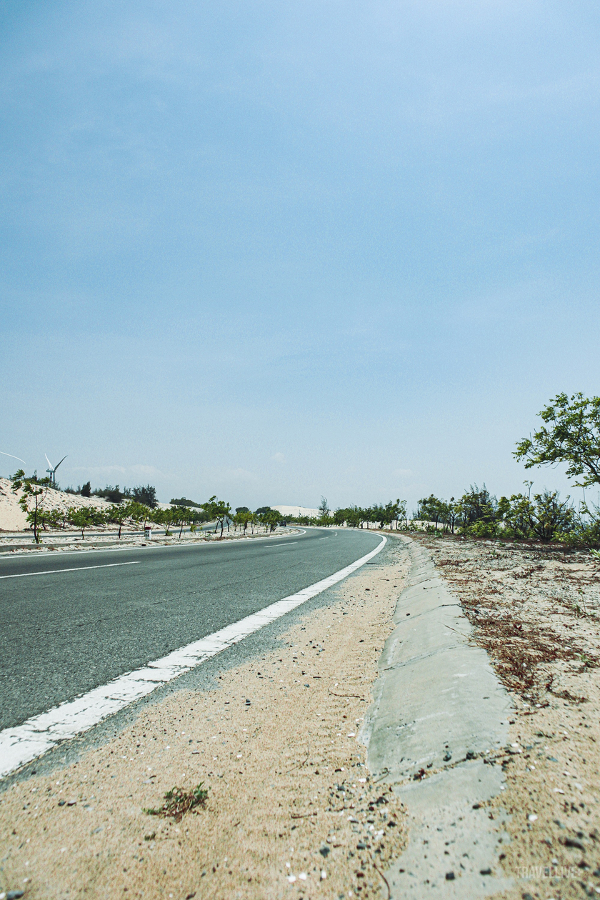 Cảnh quan tuyệt đẹp dọc đường đi từ Mũi Né - Phan Rí Cửa sẽ làm xoa dịu cái nắng nóng như sa mạc mùa hè.