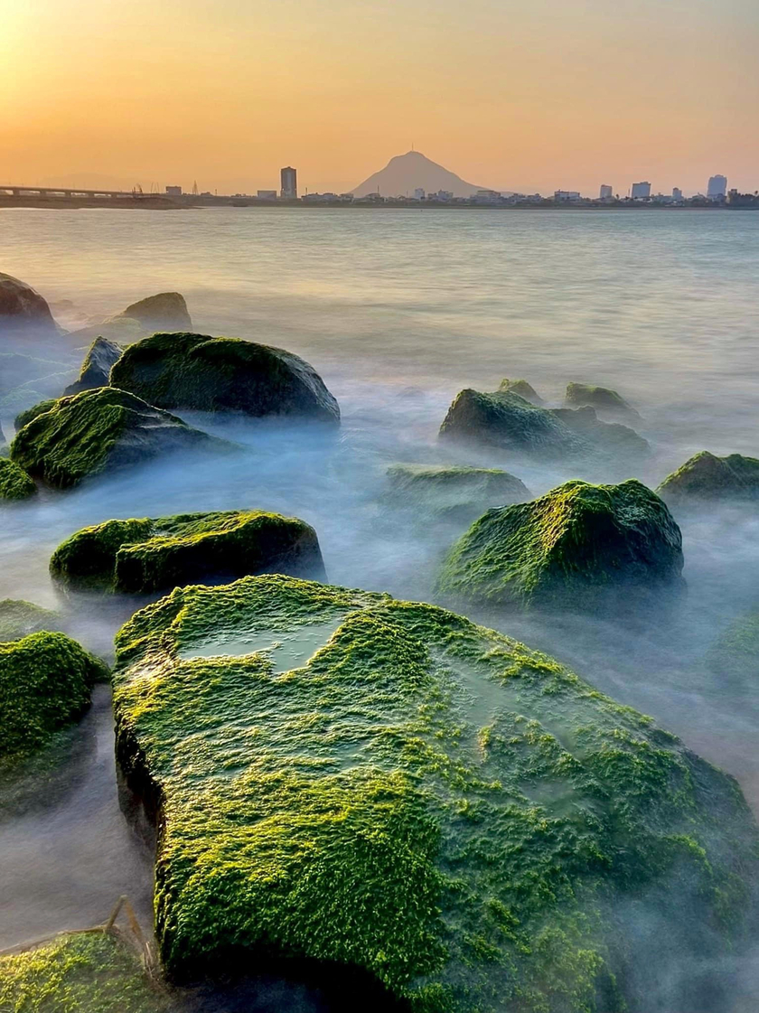 Bãi đá rêu xanh kì ảo ở Xóm Rớ, Phú Yên