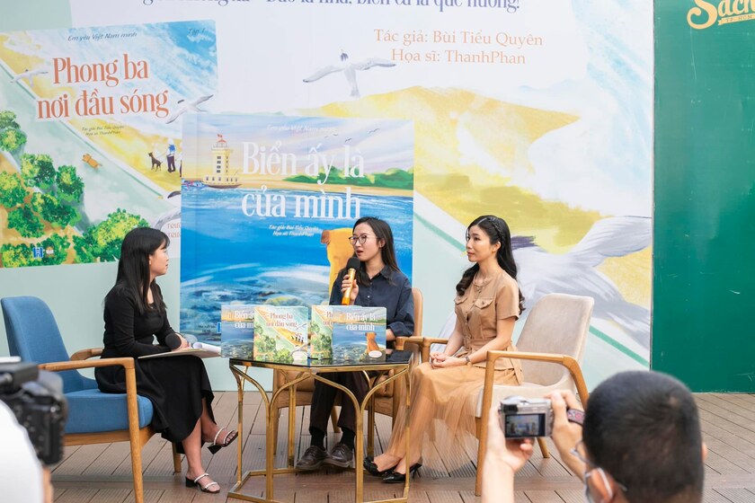 Họa sĩ Thanh Phan (giữa) trong buổi ra mắt bộ sách 