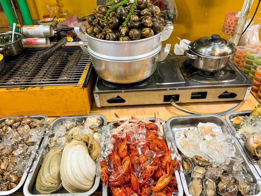 Lạc vào thế giới ốc đủ món của Sài Gòn