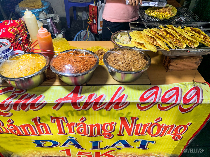 Có thể bắt gặp xe bánh tráng nướng ở mọi nơi trên đường phố Sài Gòn